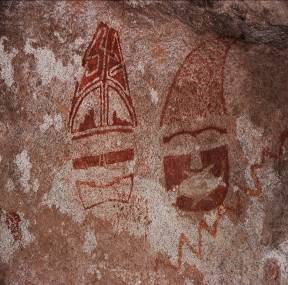 1000 Jahre alte Felszeichnungen findet man hier in vielen Höhlen und unter Felsvorsprüngen.